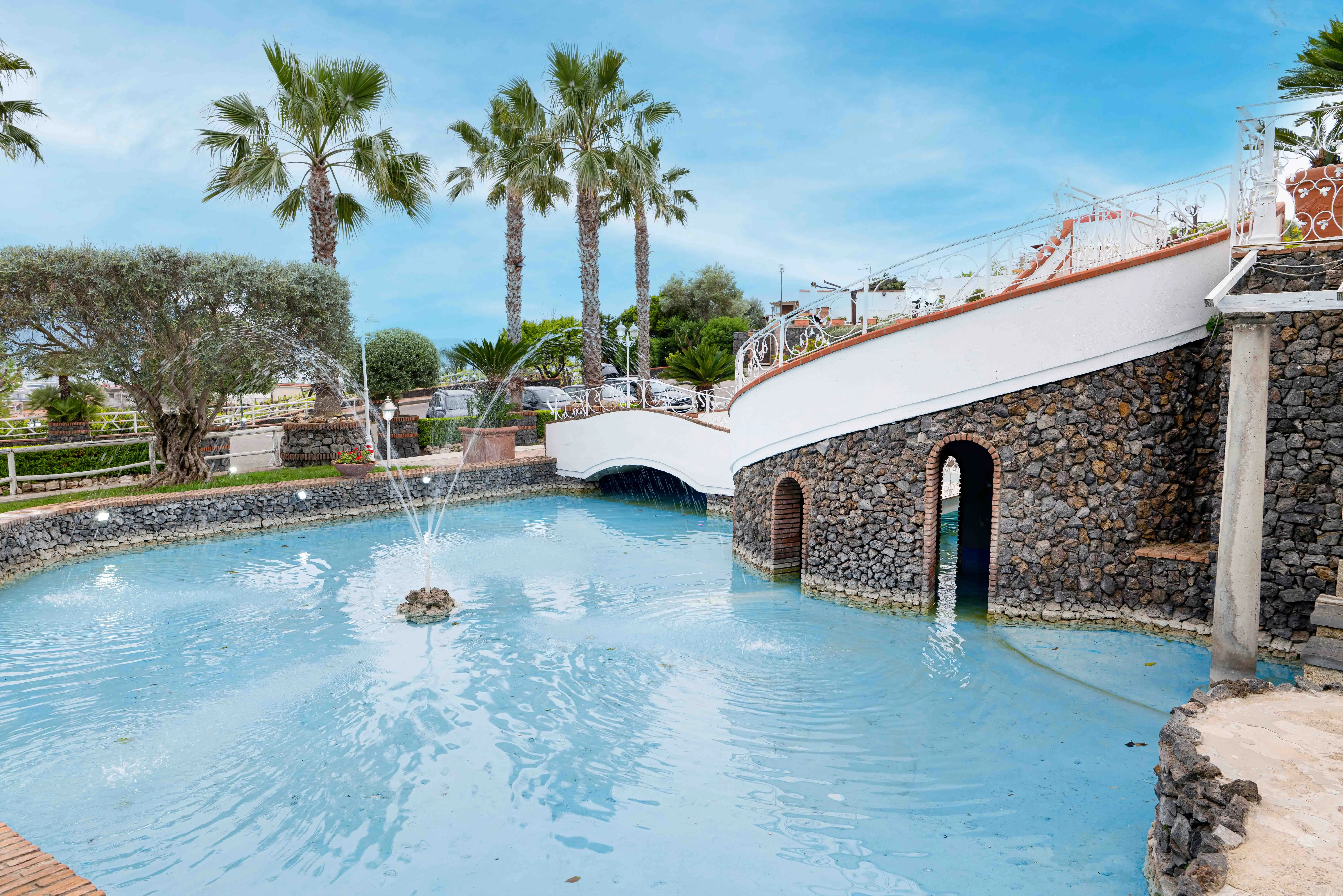 Area piscina e giardino di Tenuta Bergamasco ai piedi del Vesuvio